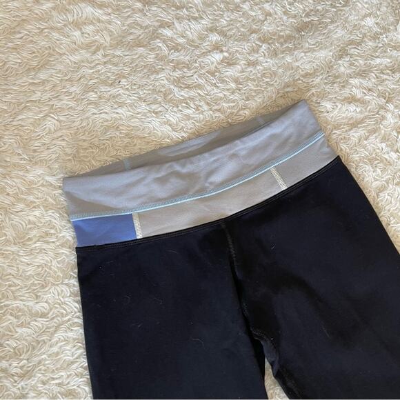 Lululemon Groove Crop Black Blue Color Block Waistband Size 4 - Picture 7 of 8